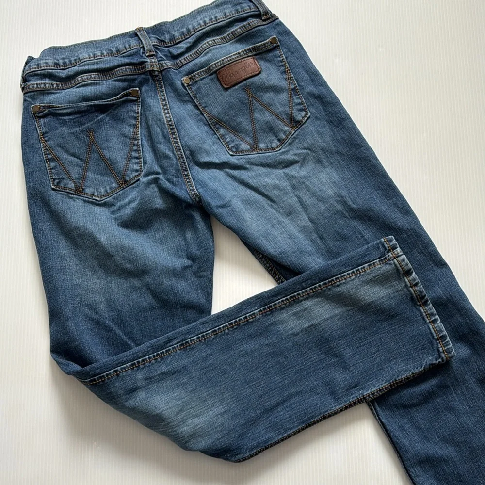 Wrangler Retro Slim Straight Men's Blue Jeans.  Size 32 x 32